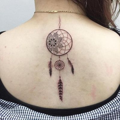  Tatouage attrape rêve en noir et gris sur le haut du dos